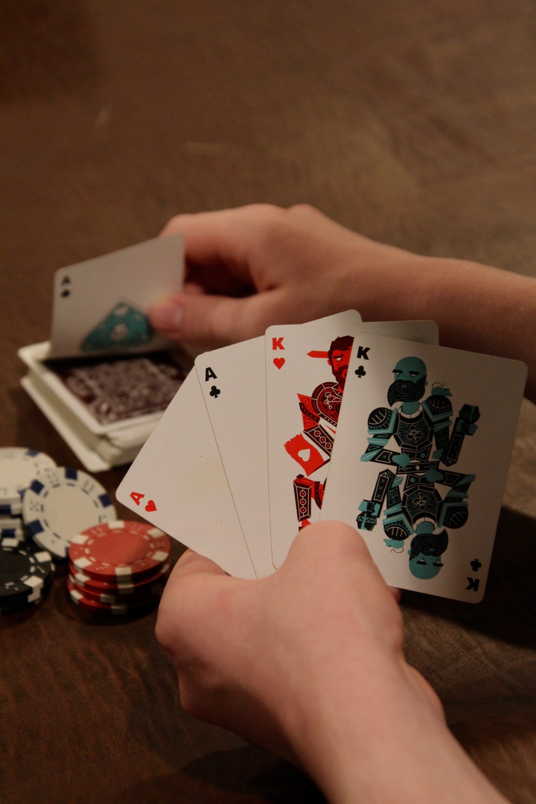 Advantages and Disadvantages of Playing Cards Online Play Cards Online